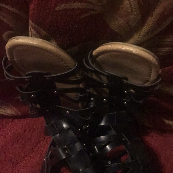 Size 9 FOREVER BLACK GLADIATOR SANDALS - Picture 6 of 8